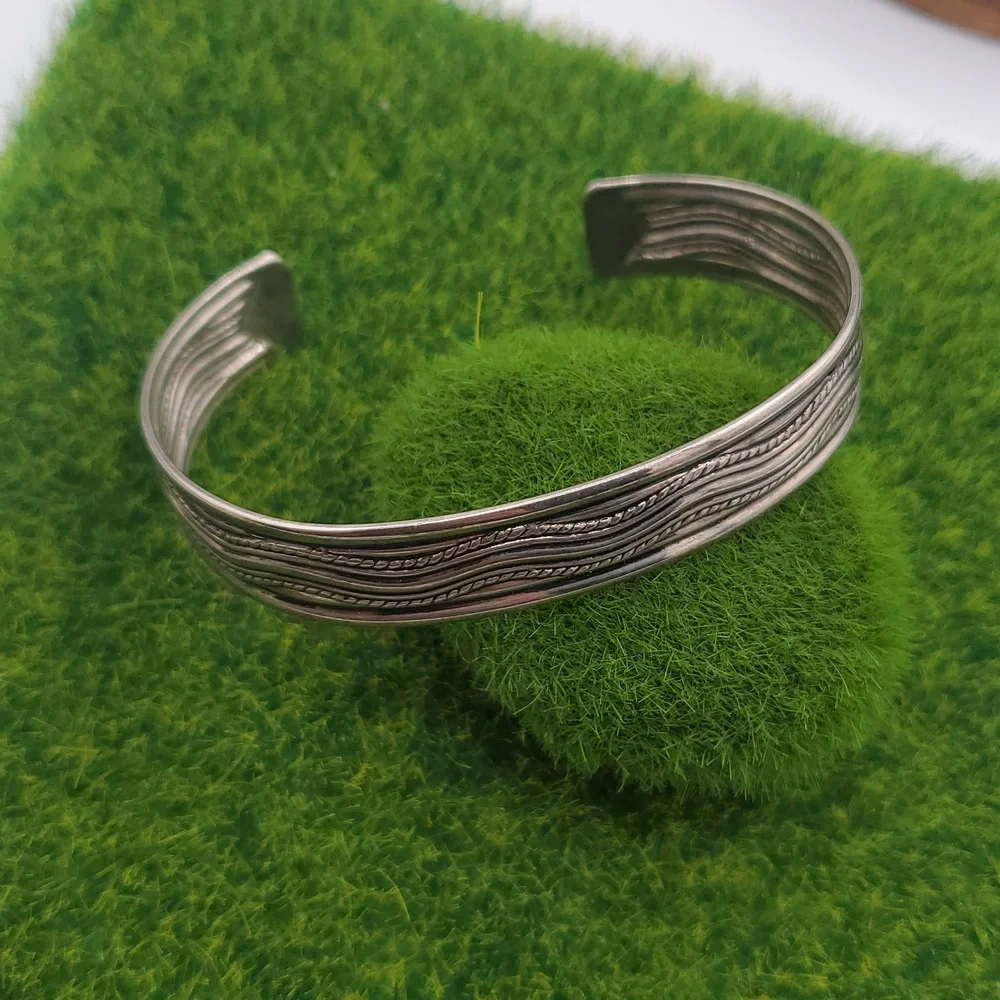 Silver Tone‎ Wave Pattern Cuff Bracelet B3307